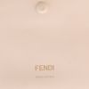 Bolso de mano Fendi  Baguette en cuero color crema - Detail D2 thumbnail