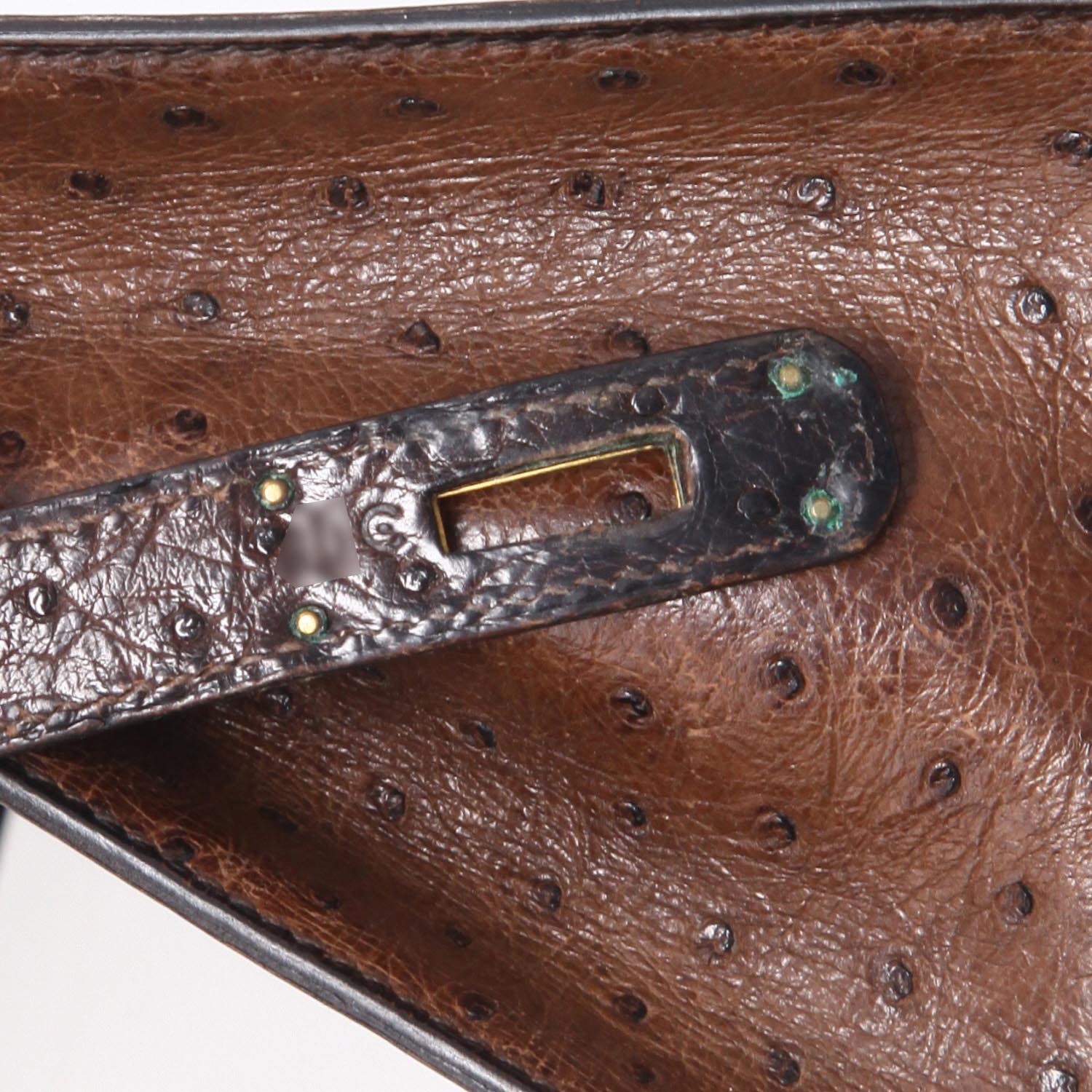 Hermès  Kelly 28 cm handbag  in brown ostrich leather - Detail D4