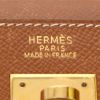 Bolso de mano Hermès  Kelly 32 cm en cuero Courchevel color oro - Detail D2 thumbnail