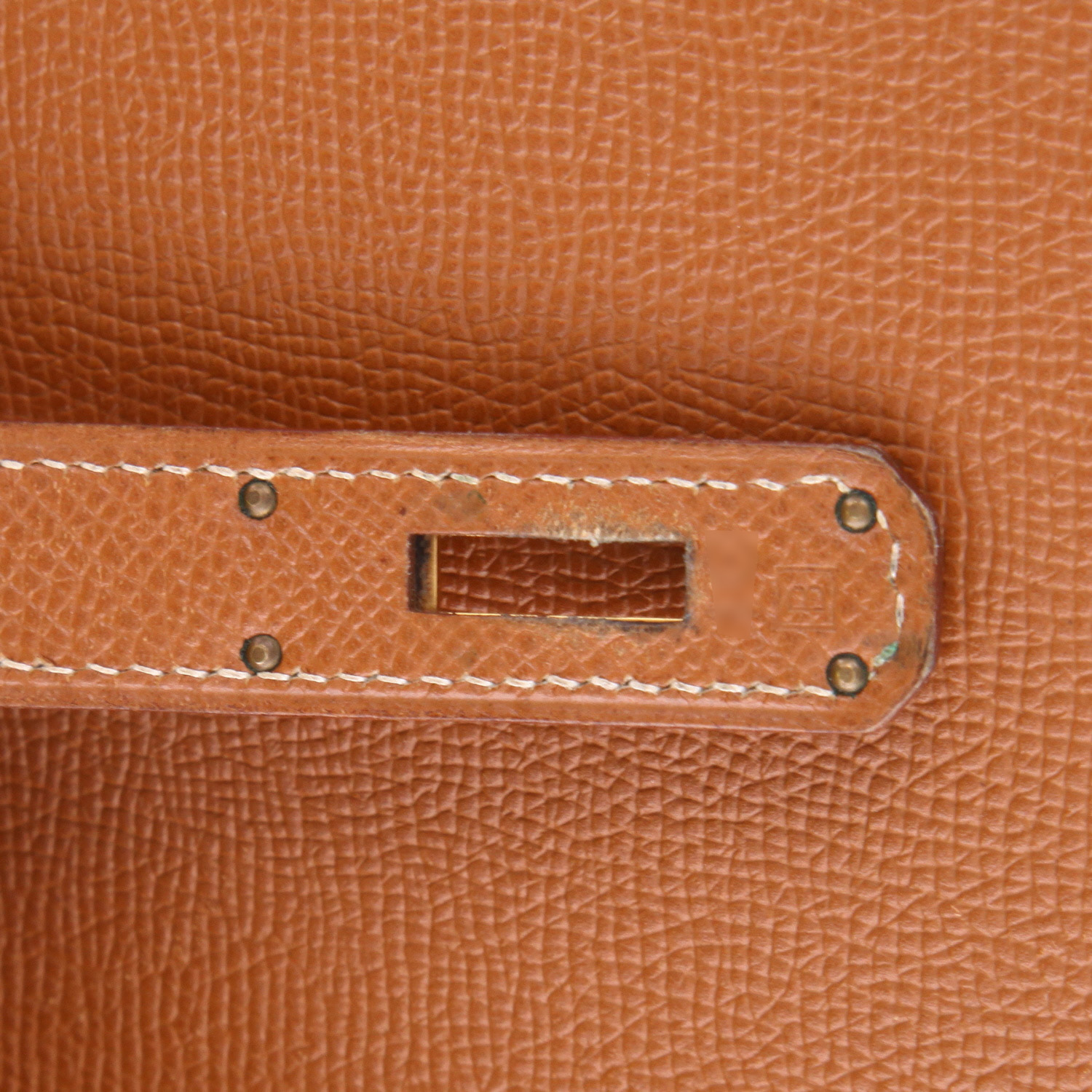 Hermès  Kelly 32 cm handbag  in gold Courchevel leather - Detail D4