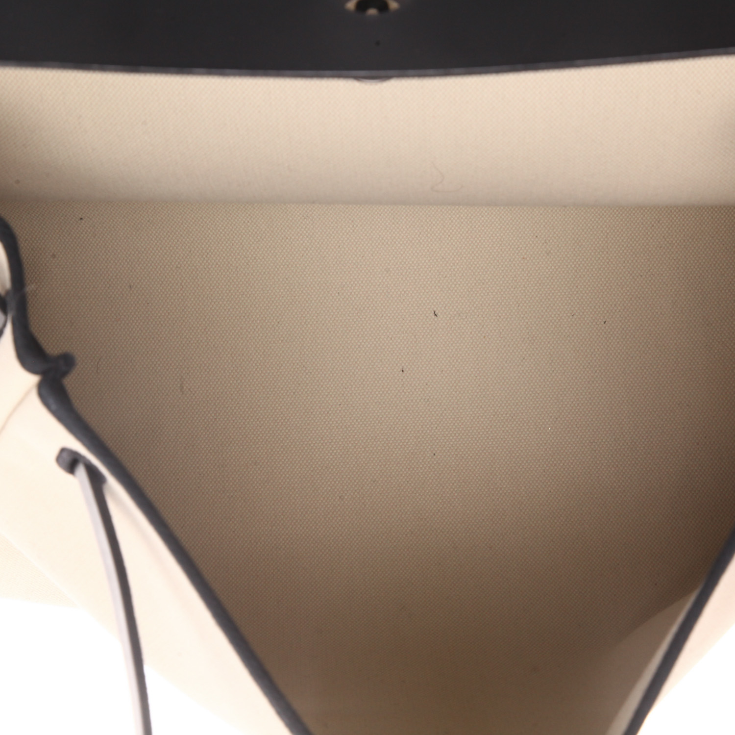 Hermès  Herbag bag worn on the shoulder or carried in the hand  in beige canvas  and black leather - Detail D3