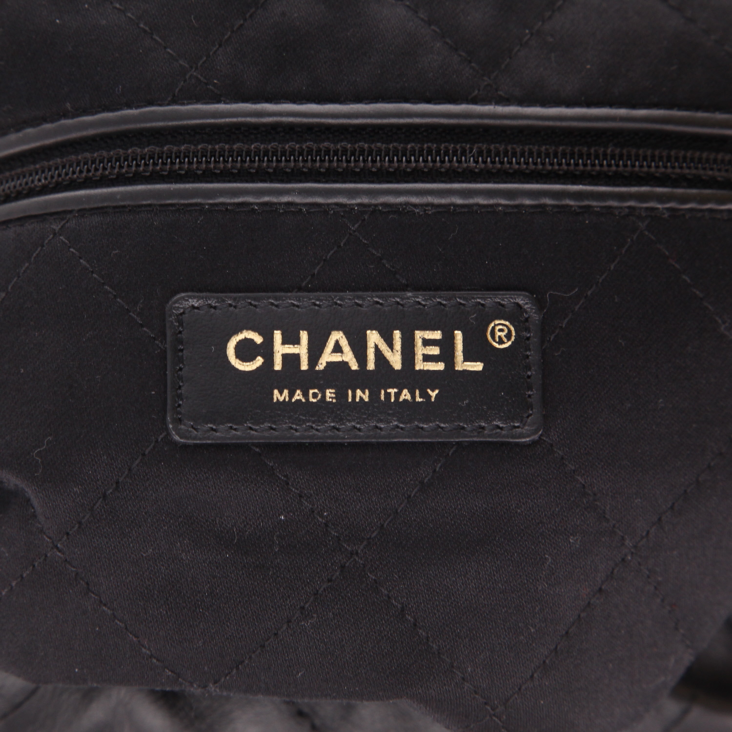Chanel  22 shopping bag  in black leather - Detail D2