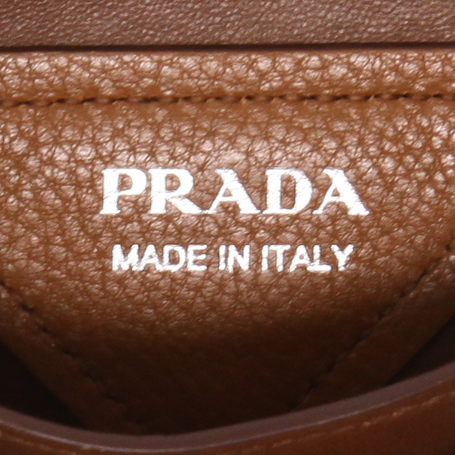 Prada  Dynamique handbag  in brown grained leather - Detail D2