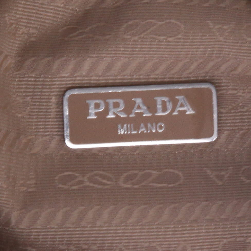 Bolso de mano Prada  Re-Edition 2005 en lona beige - Detail D2