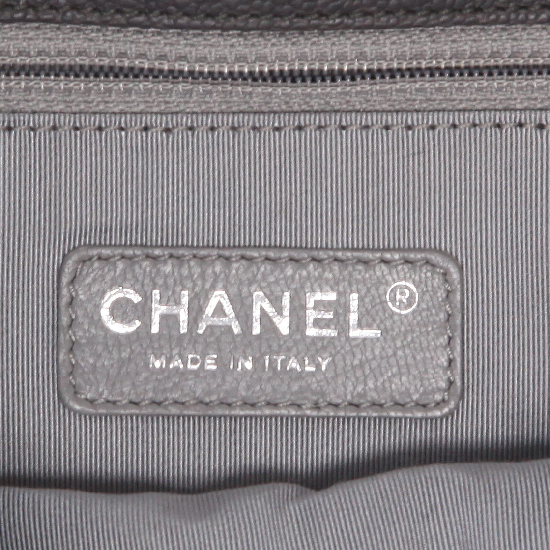 Sac bandoulière Chanel  Timeless Jumbo en cuir grainé matelassé gris anthracite - Detail D2