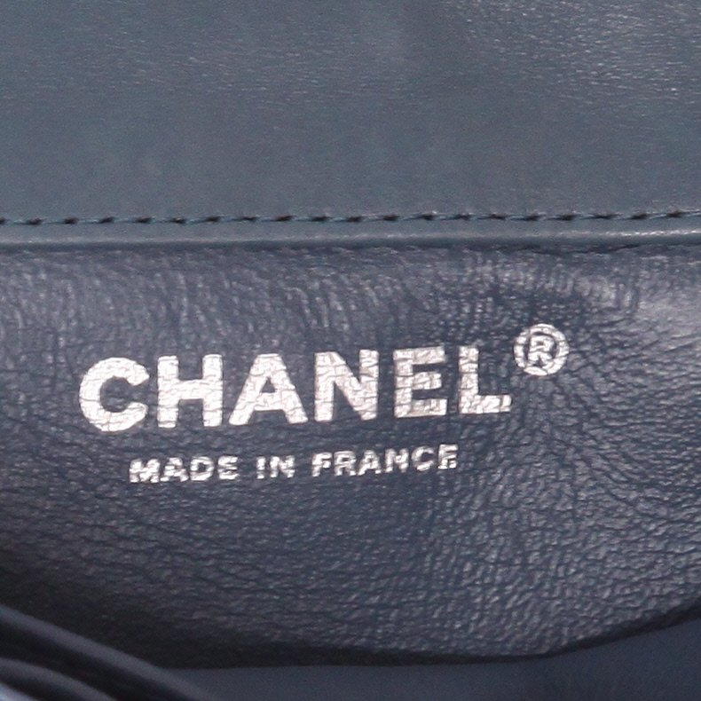 Chanel  Timeless Extra Mini shoulder bag  in blue quilted leather - Detail D2