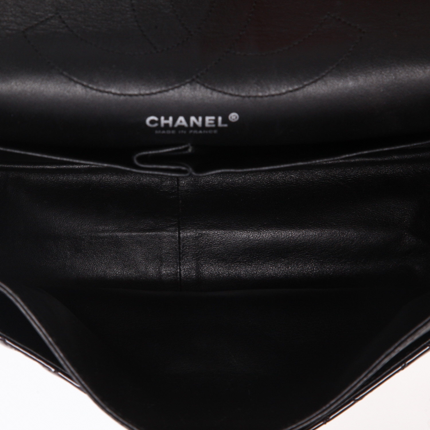 Bolso de mano Chanel 2.55 en charol acolchado color berenjena - Detail D3