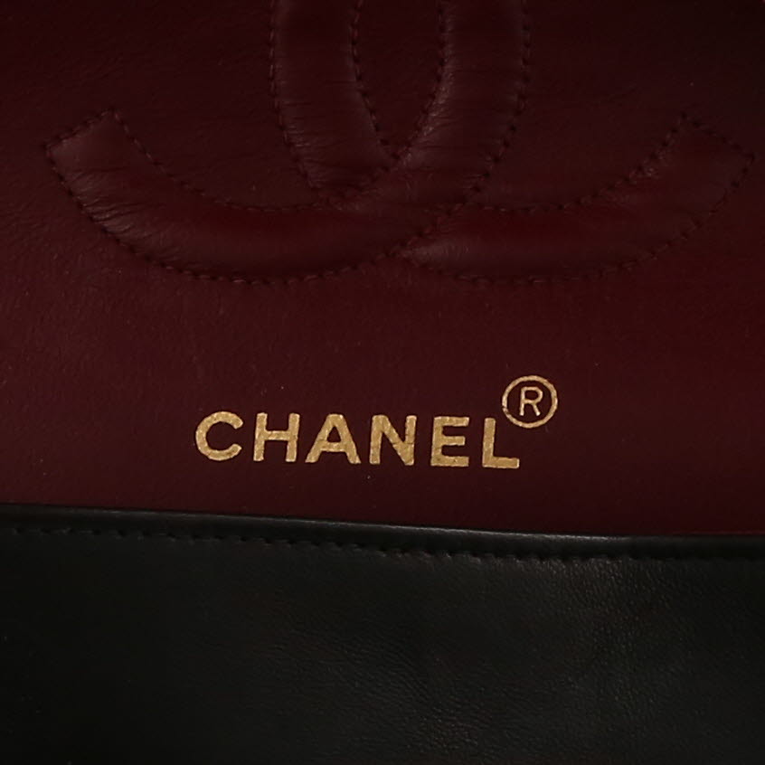 Bolso de mano Chanel  Timeless Classic en cuero acolchado negro - Detail D2