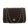 Chanel  Timeless Maxi Jumbo handbag  in brown quilted grained leather - 360 thumbnail