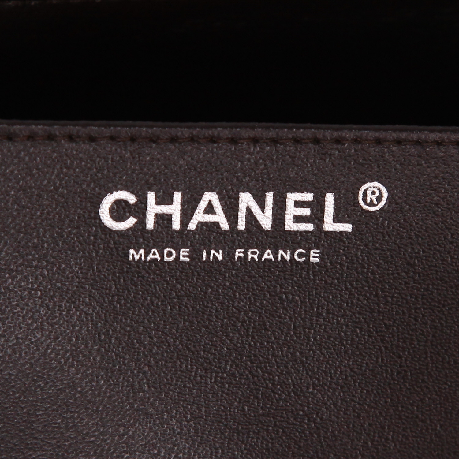 Chanel  Timeless Maxi Jumbo handbag  in brown quilted grained leather - Detail D2