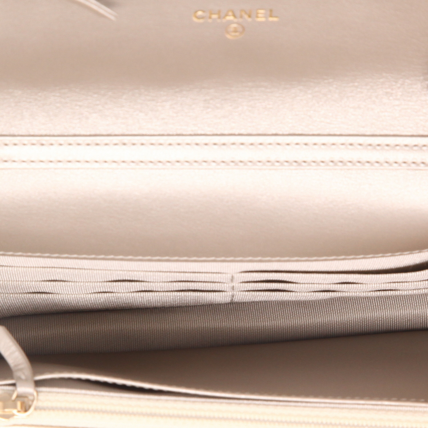 Bolso bandolera Chanel  Chanel 2.55 - Wallet en cuero acolchado dorado - Detail D3