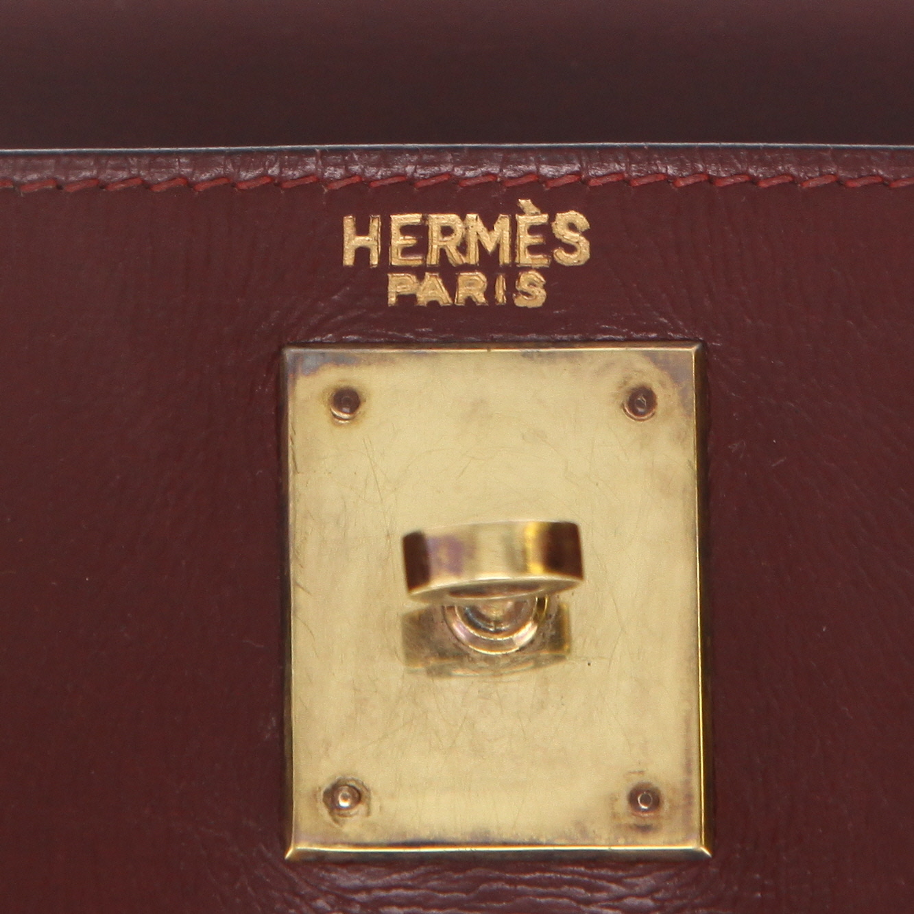 Hermès  Kelly 28 cm handbag  in burgundy box leather - Detail D2