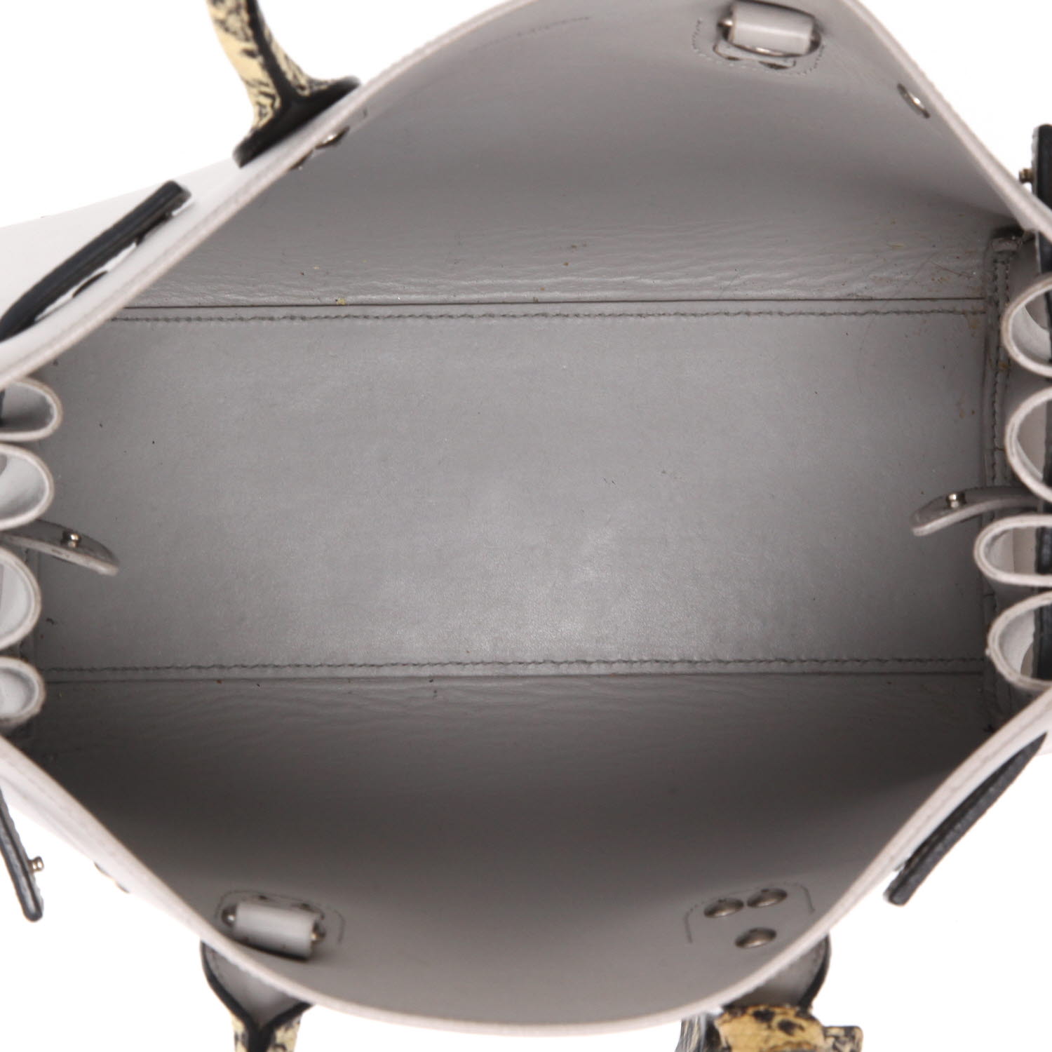 Bolso de mano Saint Laurent  Sac de jour modelo mediano  en cuero gris perla y piel de pitón beige - Detail D3