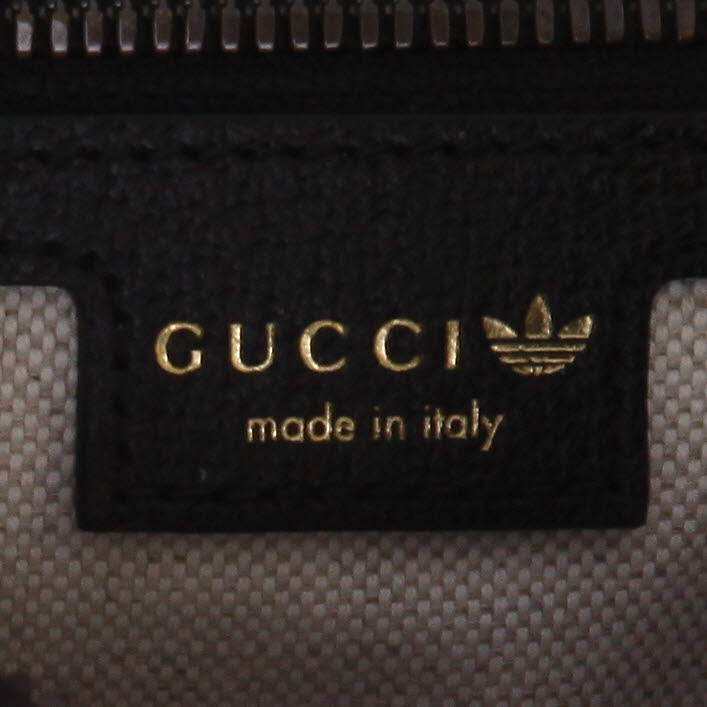 Gucci édition limitée Gucci x Adidas   shoulder bag  in red monogram canvas  and black leather - Detail D2