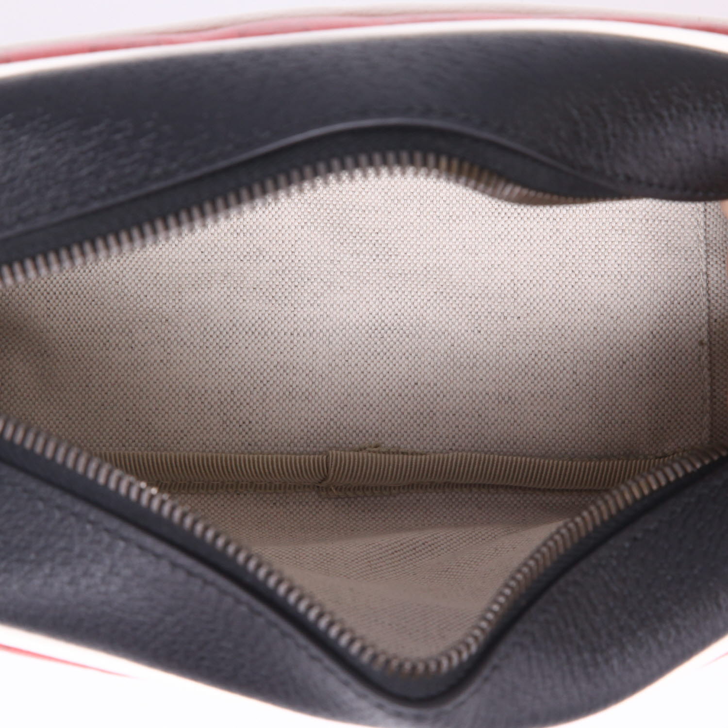 Gucci édition limitée Gucci x Adidas   shoulder bag  in red monogram canvas  and black leather - Detail D3