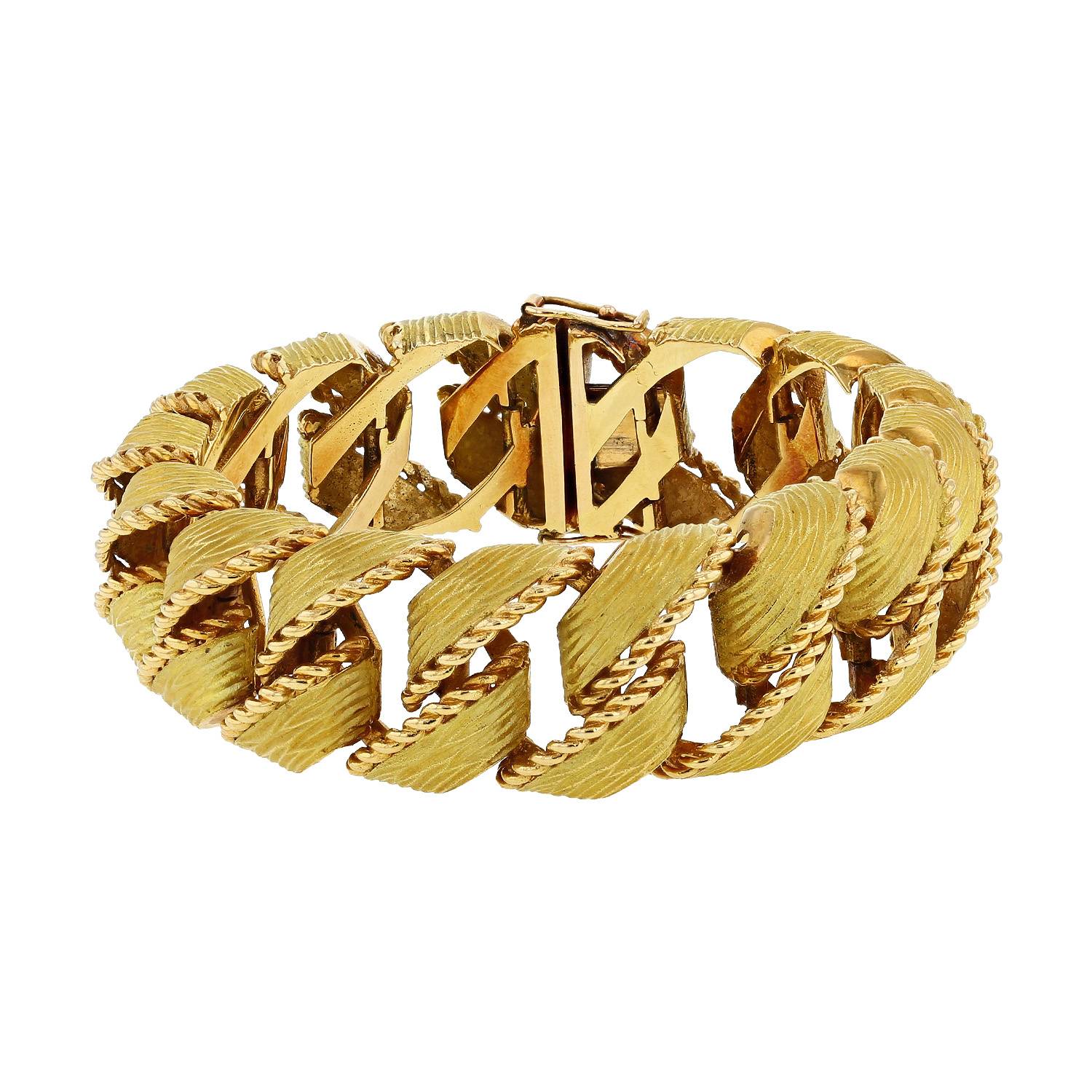 Bracelet articulé Vintage en or jaune texturé, composé d'une succession de maillons texturés en or jaune. Fermoir avec cliquet de sécurité. Très bon état: beau volume, très bel état du poli.