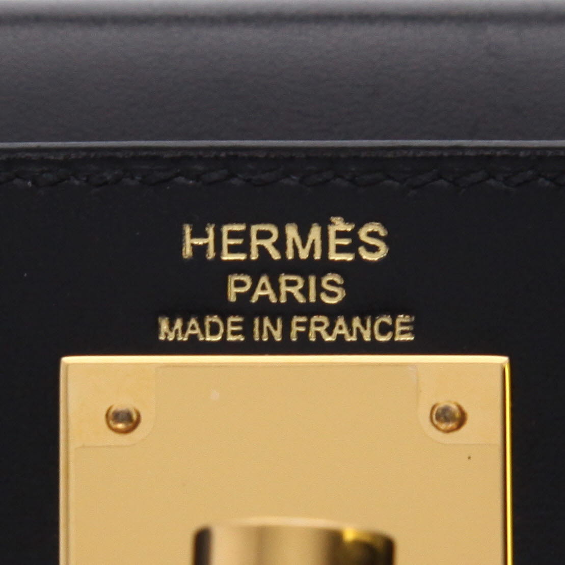 Hermès  Kelly 28 cm handbag  in black box leather - Detail D2