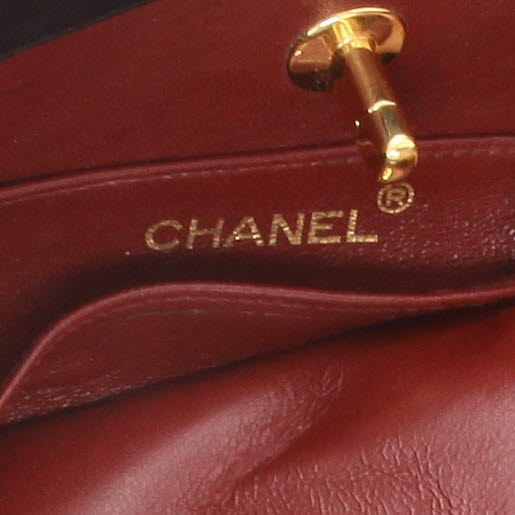 Bolso de mano Chanel  31 en cuero acolchado negro - Detail D2