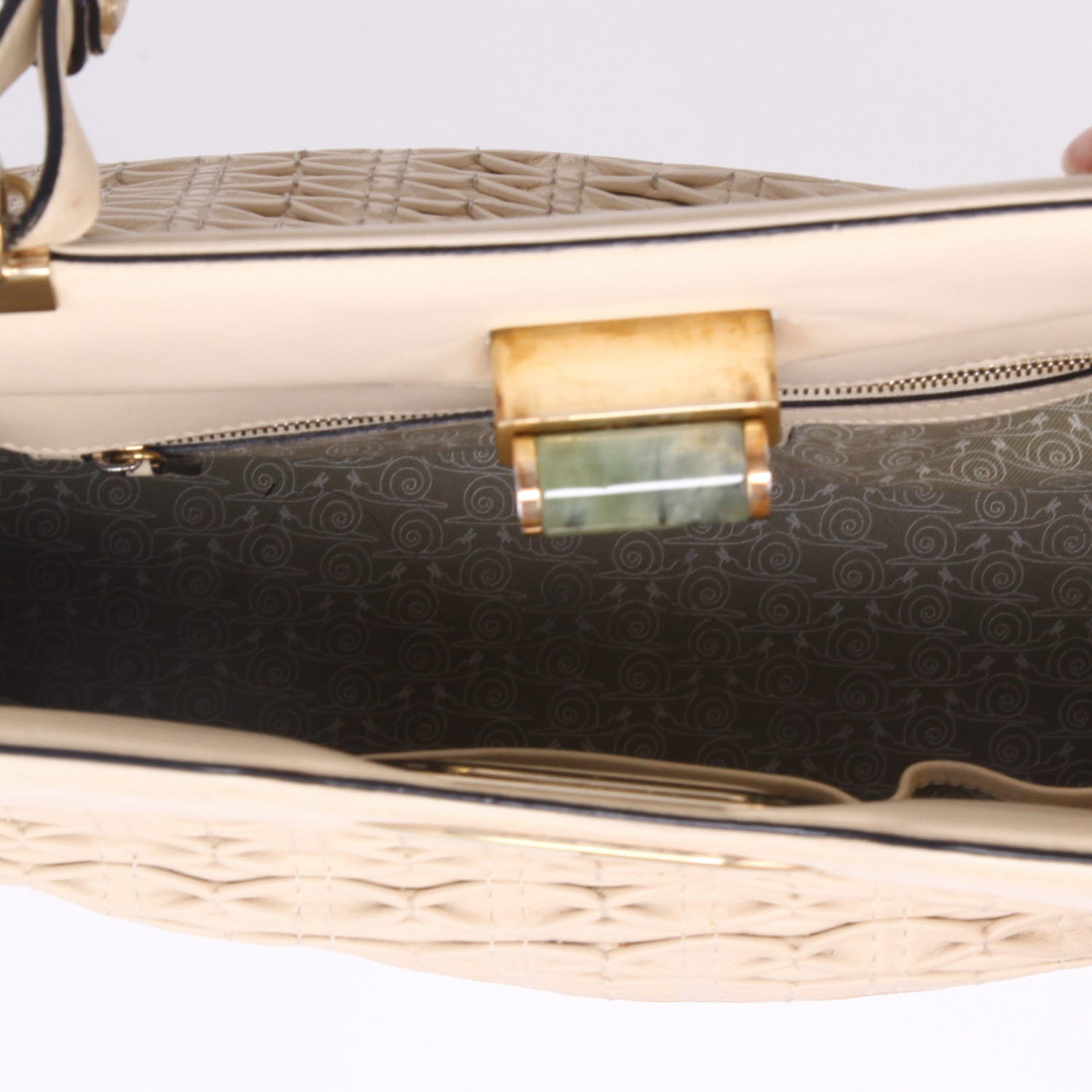 Bulgari  Isabella Rossellini shoulder bag  in beige leather - Detail D3