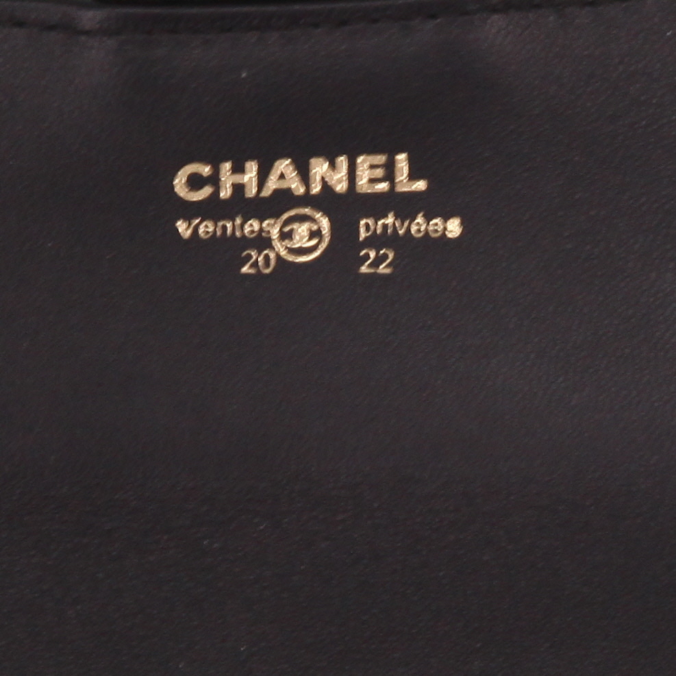 Portefeuille Chanel  Classic Wallet en cuir lisse noir - Detail D2
