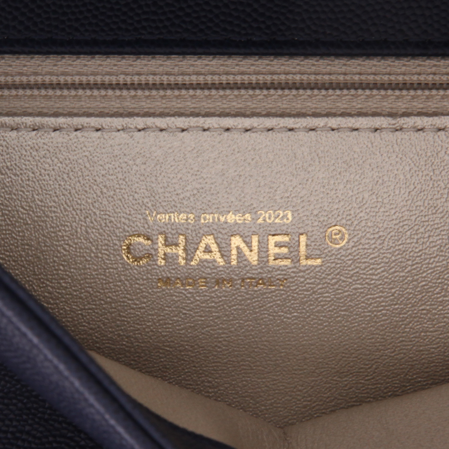 Chanel  Mademoiselle handbag  in blue and gold grained leather - Detail D2