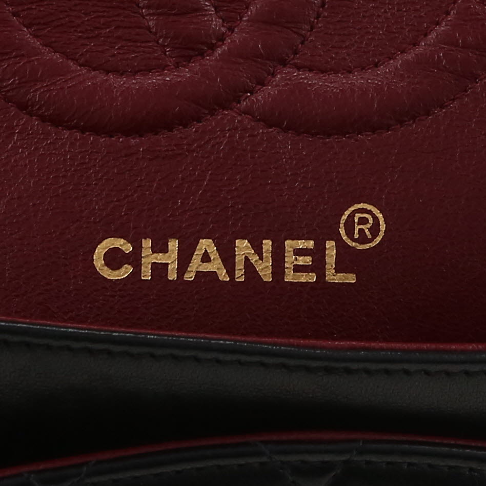 Chanel  Timeless Classic handbag  in black quilted leather - Detail D2