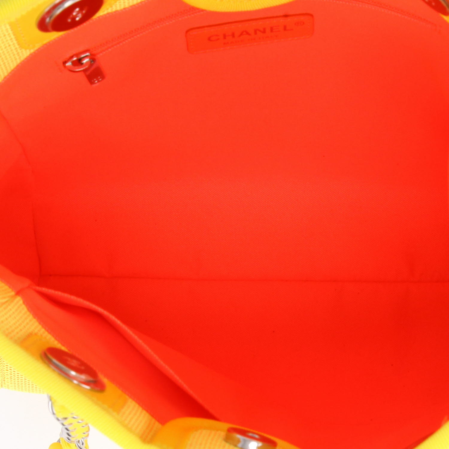 Sac cabas Chanel  Deauville petit modèle  en toile jaune - Detail D3