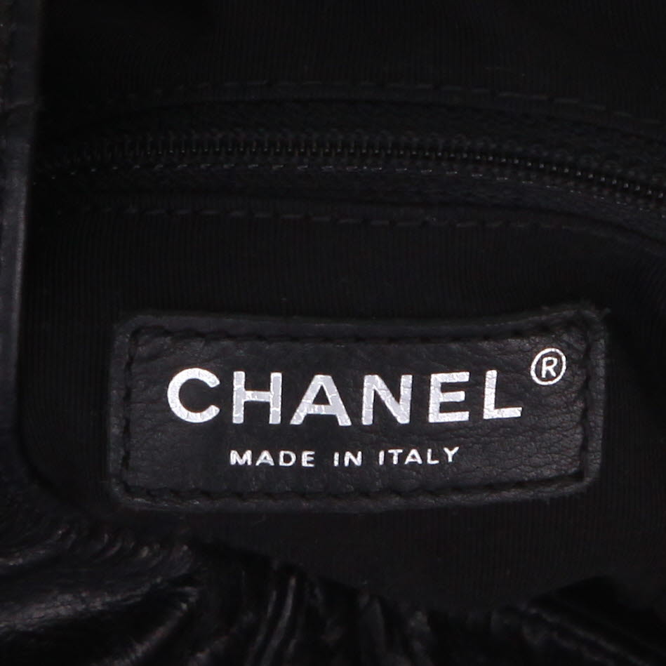 Chanel  Hobo handbag  in black quilted leather - Detail D2