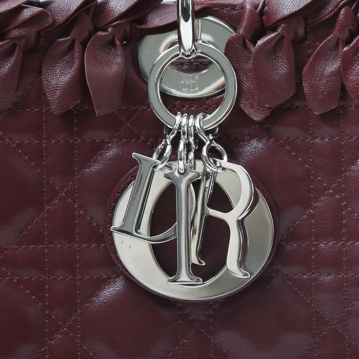 Sac à main Dior Lady Dior grand modèle en cuir cannage bordeaux - Detail D1