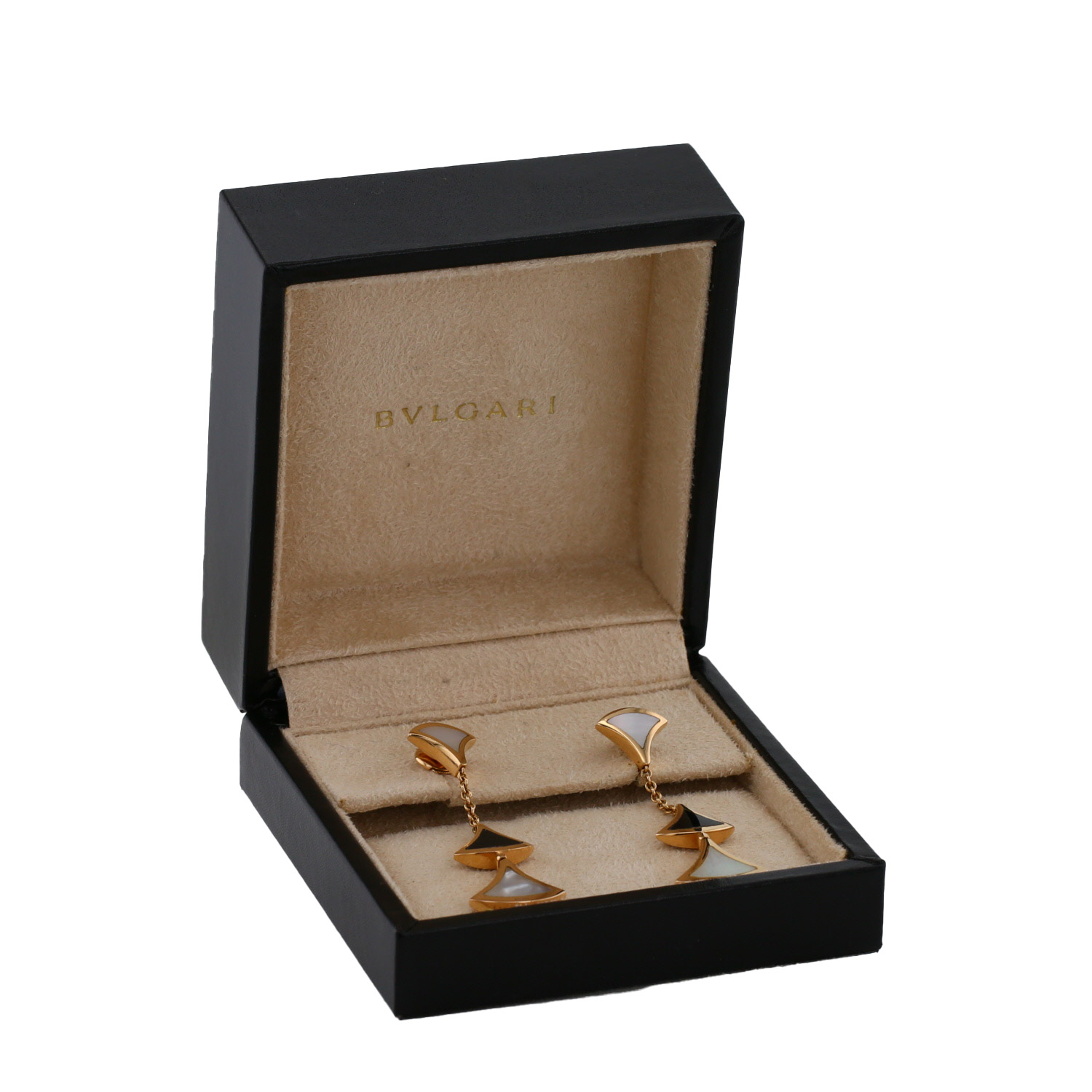 Paire de boucles d'oreilles Bulgari Diva's Dream en or jaune, onyx et nacre - Detail D2