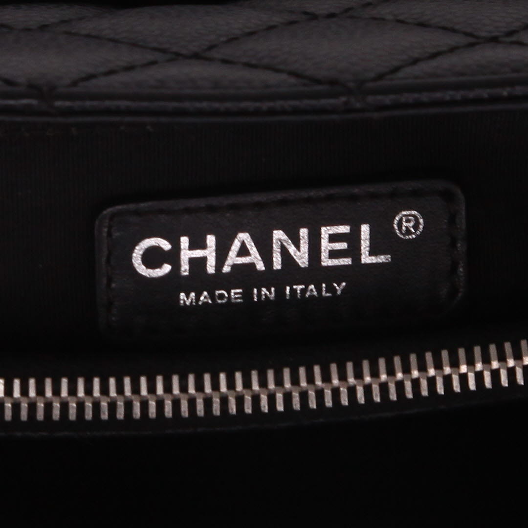 Chanel  Shopping GST bag worn on the shoulder or carried in the hand  in black quilted grained leather - Detail D2