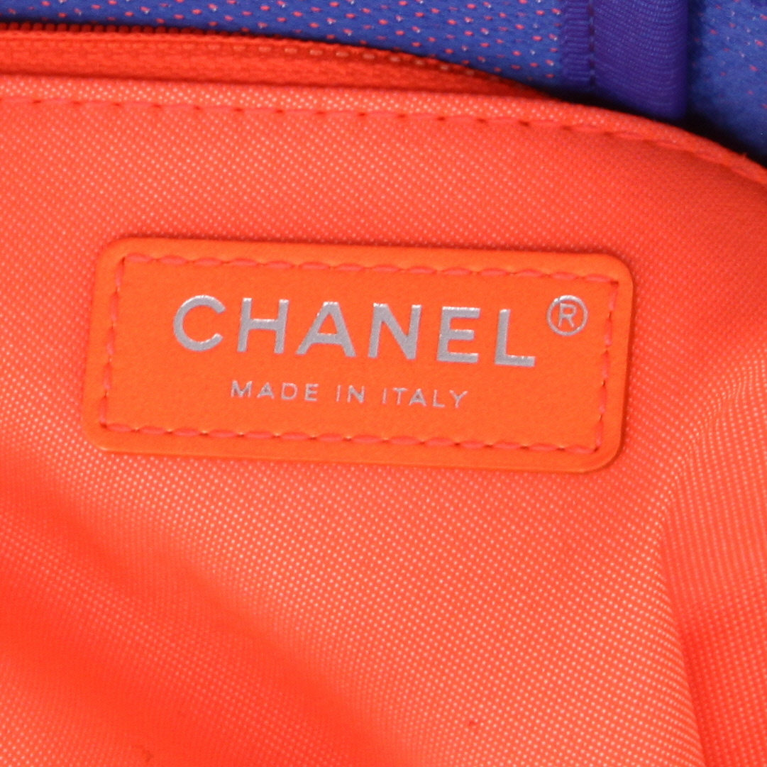 Bolso tipo cabas Chanel «Deauville» de lona recubierta en azul eléctrico y Orange, con detalles de piel en azul eléctrico - Detail D2