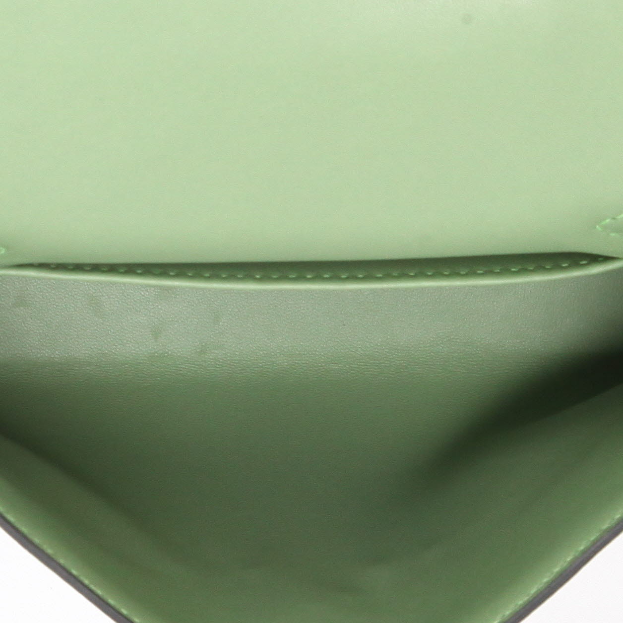 Hermès  Kelly 20 cm handbag  in Vert Criquet epsom leather - Detail D3