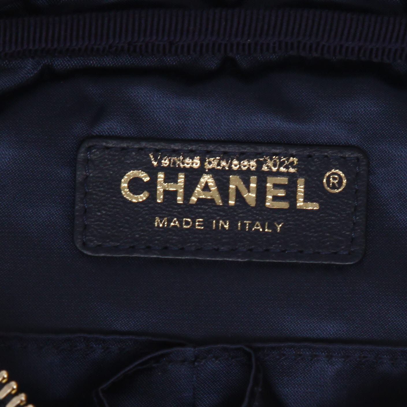 Chanel  Camera shoulder bag  in blue satin - Detail D2