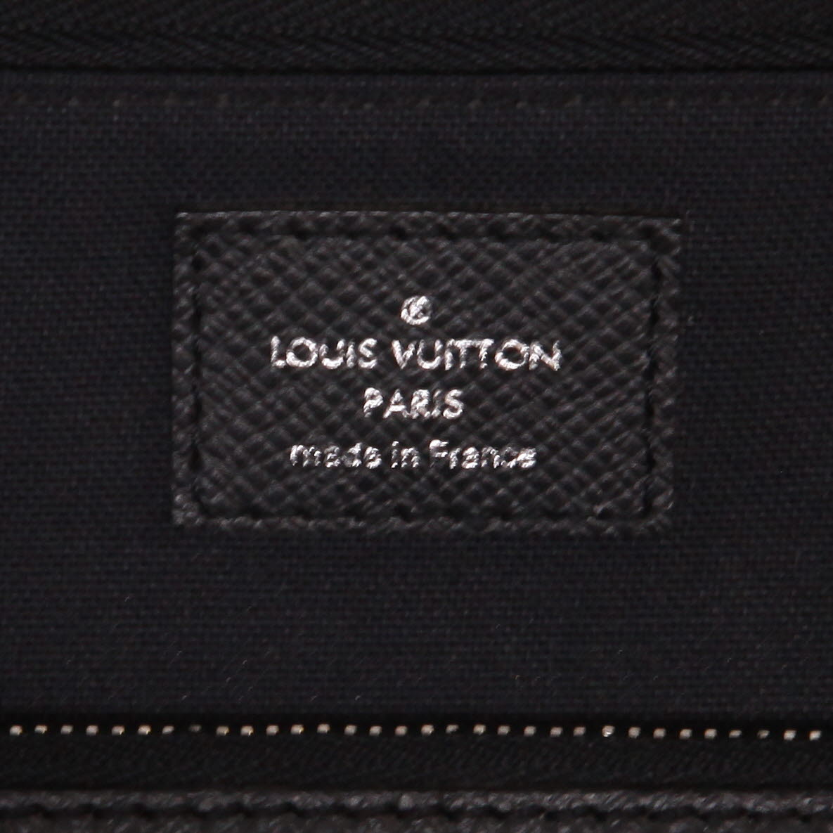 Valise cabine Louis Vuitton  Valise en cuir taiga noir - Detail D2