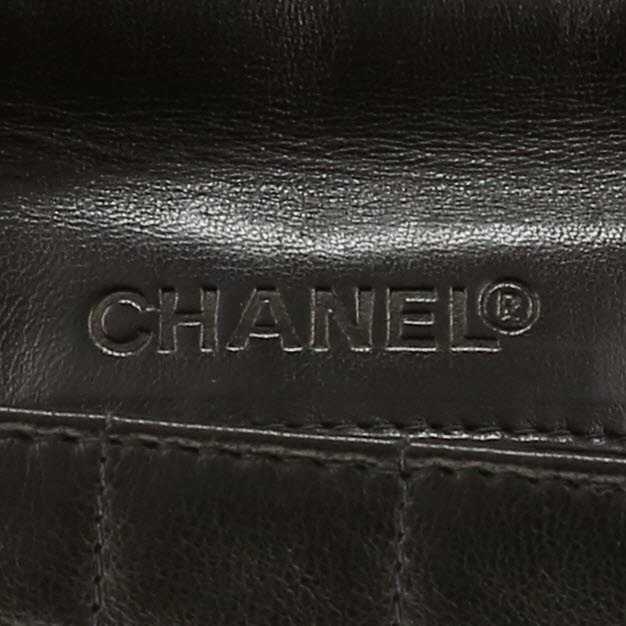 Chanel  Chanel 2.55 handbag  in black quilted leather - Detail D2
