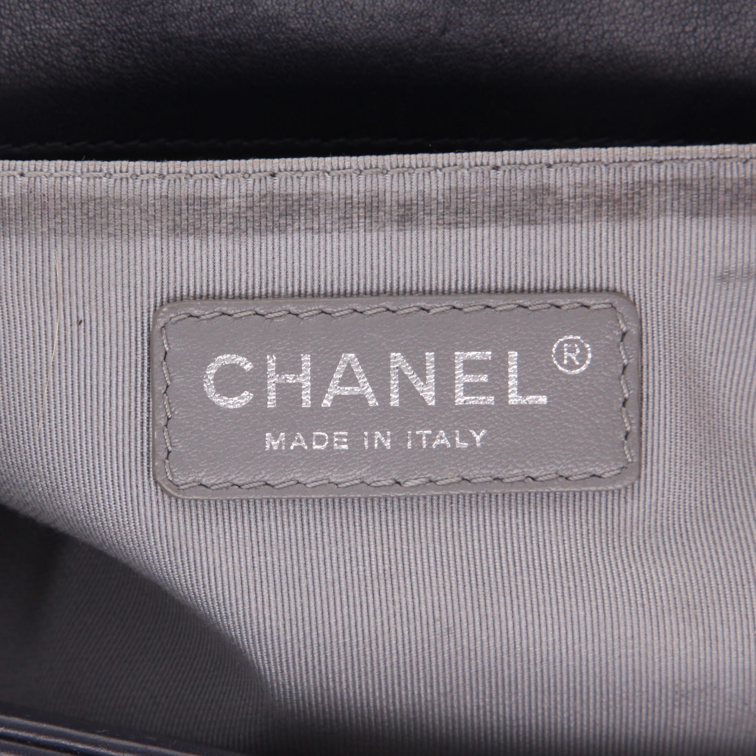 Borsa a tracolla Chanel  Boy in pelle trapuntata blu marino - Detail D2