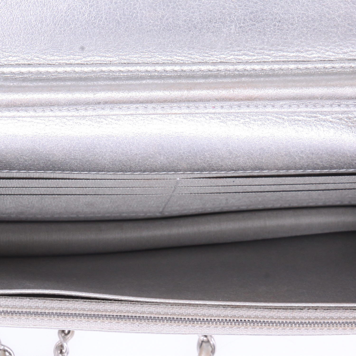 Chanel  Wallet on Chain shoulder bag  in black and silver leather - Detail D3