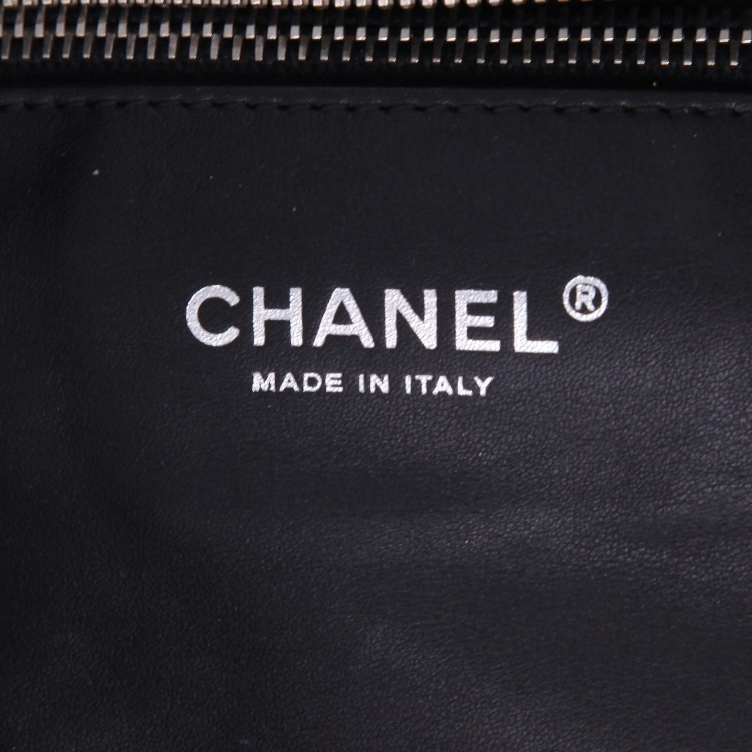 Sac cabas Chanel  Petit Shopping en python dégradé beige et noir - Detail D2