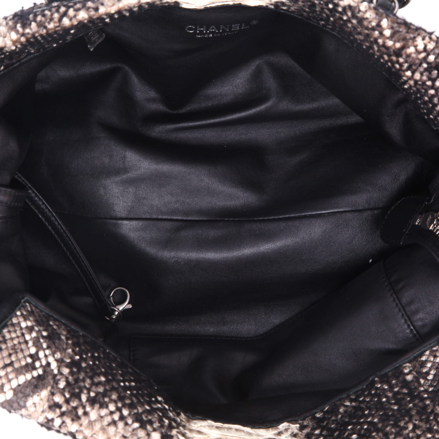 Sac cabas Chanel  Petit Shopping en python dégradé beige et noir - Detail D3