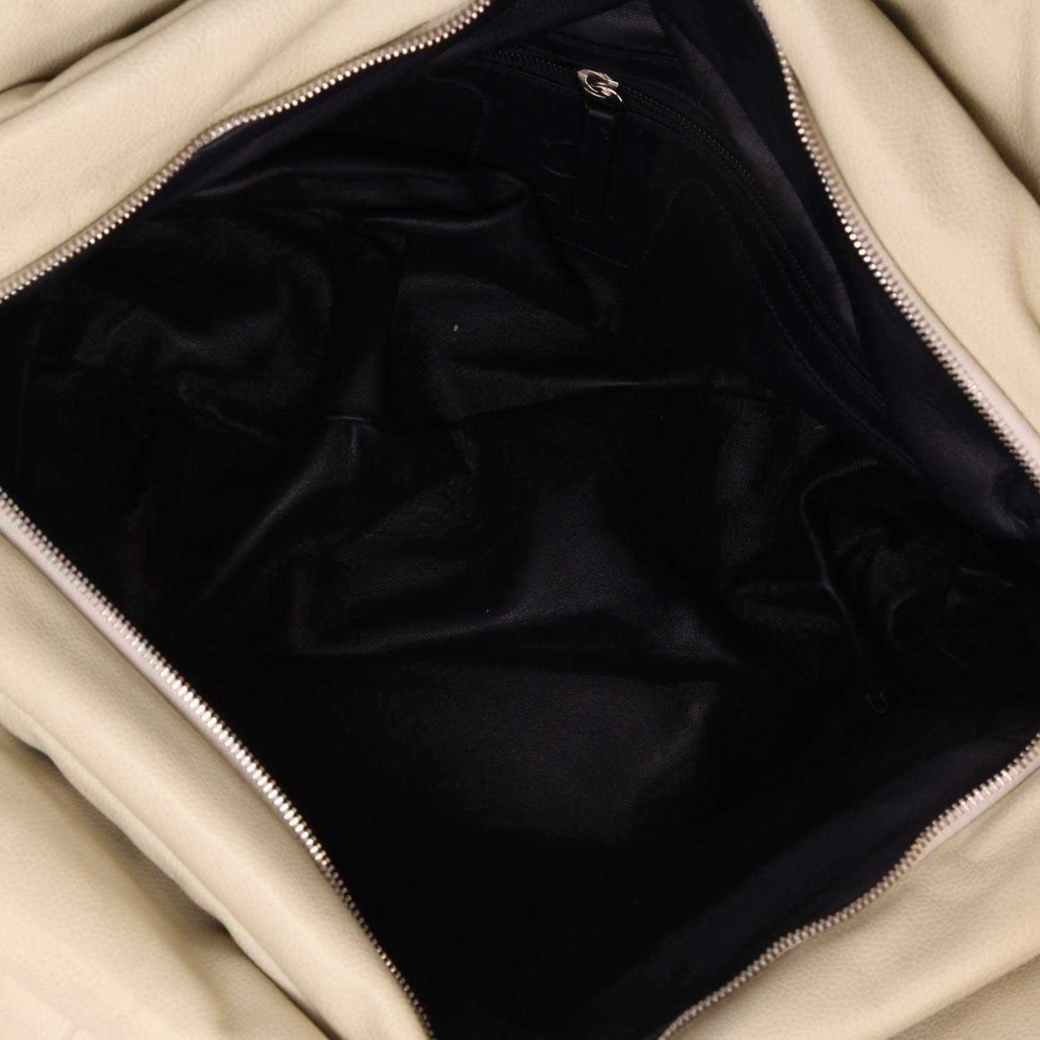 Borsa da spalla o a mano Chanel  Coco Cocoon in pelle trapuntata bianco sporco - Detail D3