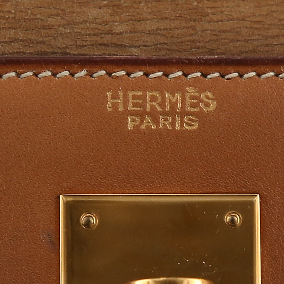 Hermès  Kelly 32 cm handbag  in beige canvas  and gold leather - Detail D2