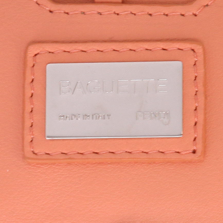 Bolso de mano Fendi  Baguette en cuero coral - Detail D2