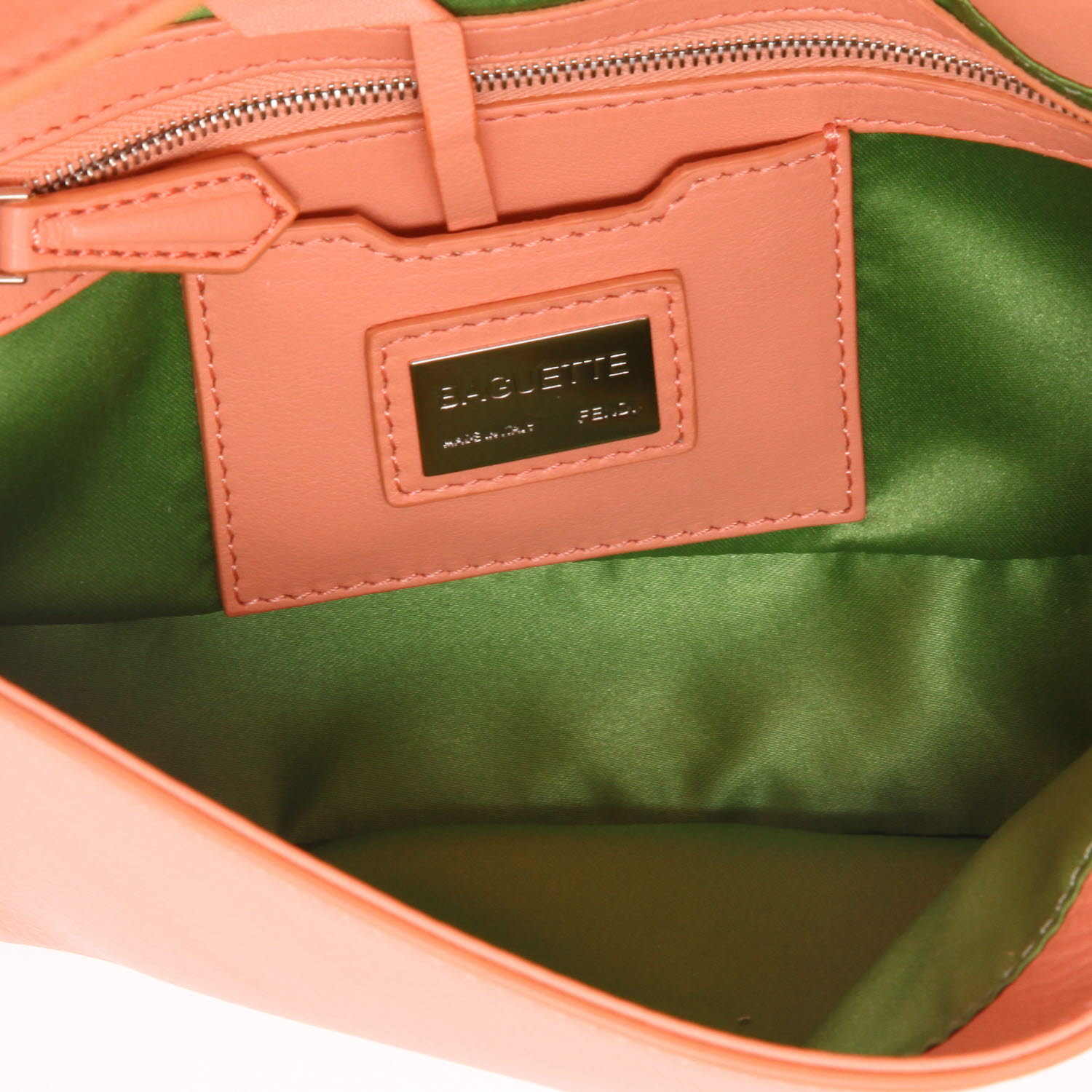 Sac à main Fendi  Baguette en cuir corail - Detail D3