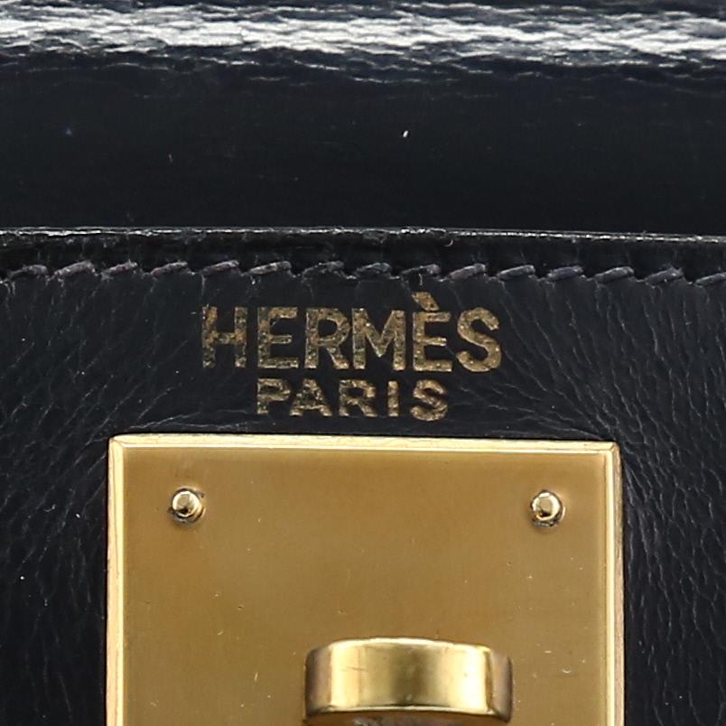 Bolso de mano Hermès  Kelly 28 cm en cuero box azul marino - Detail D2