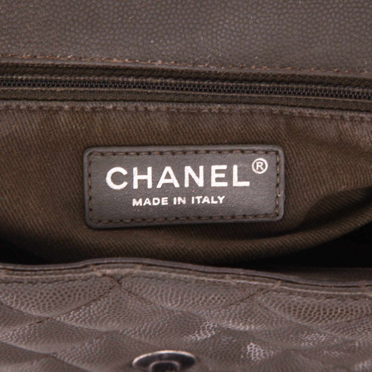 Chanel  Top Handle handbag  in khaki quilted grained leather - Detail D2