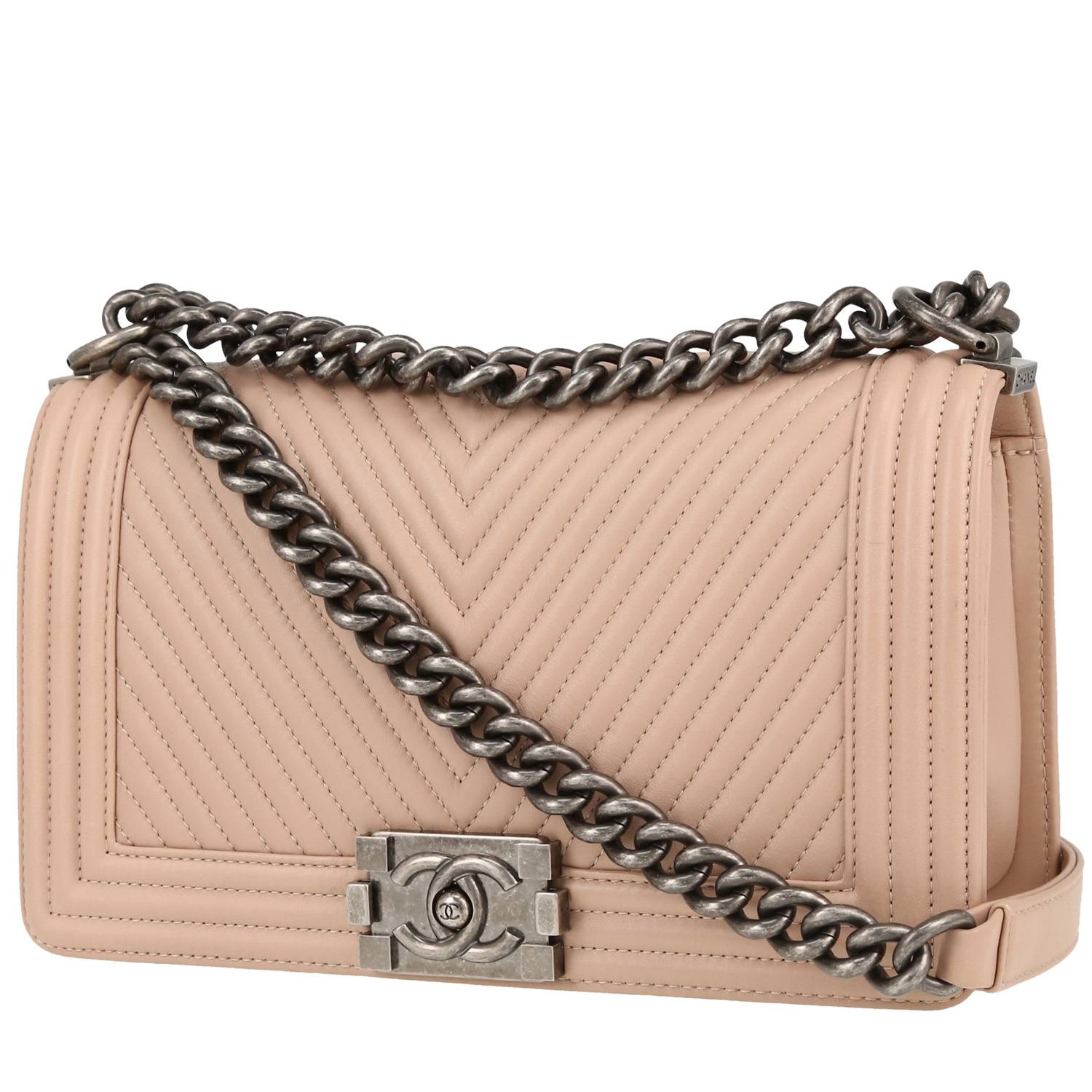 Chanel Boy shoulder bag in beige quilted leather