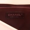 Bolso bandolera Chanel  Boy en cuero acolchado beige - Detail D2 thumbnail