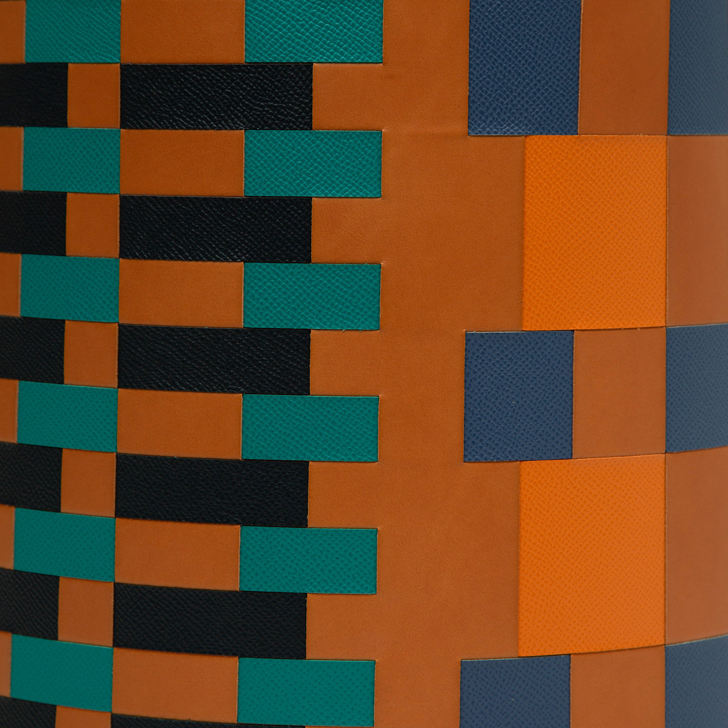 Hermès, Corbeille à revues 'Rubans Casaque' - Collection Home 2019 - Detail D2
