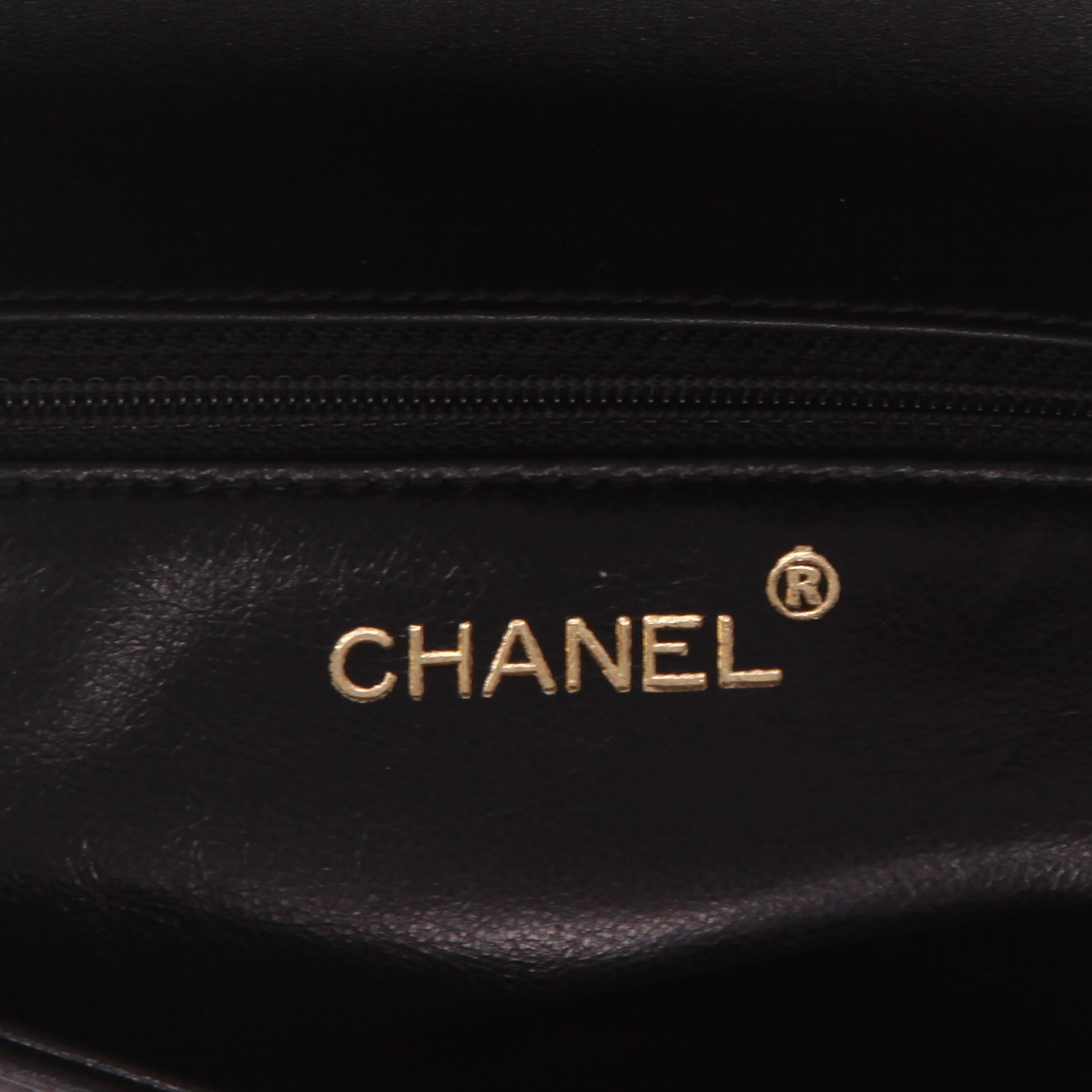 Bolso de mano Chanel  Timeless Classic en cuero acolchado negro - Detail D2